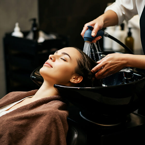 Λούσιμο μαλλιών στο Meliou Hairstylist στην Καλαμάτα